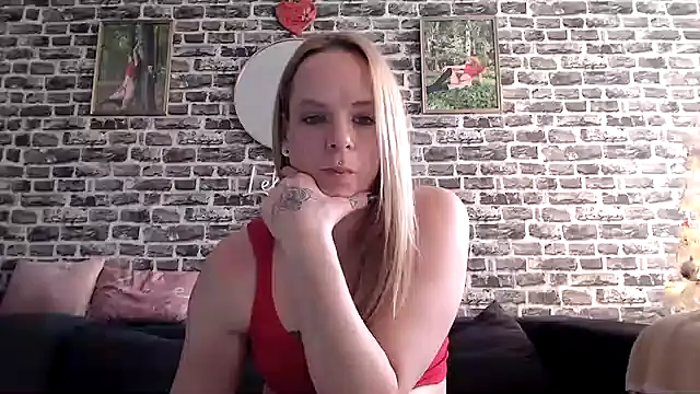 Snapshot of SexyMilf_37 chatting on December 15, 11:36 am SexyMilf 37 online show from December 15, 11:36 am