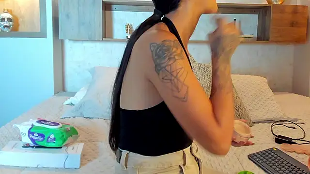 Snapshot of Emilly_Beaumont chatting on January 8, 11:45 am Emilly Beaumont online show from January 8, 11:45 am