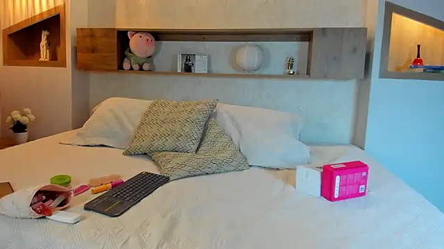 Snapshot of Emilly_Beaumont chatting on February 22, 12:47 pm Emilly Beaumont online show from February 22, 12:47 pm