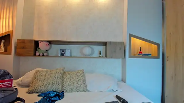 Snapshot of Emilly_Beaumont chatting on February 25, 1:43 pm Emilly Beaumont online show from February 25, 1:43 pm