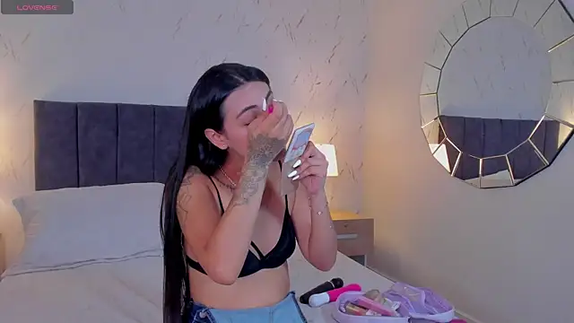 Snapshot of Emilly_Beaumont chatting on July 6, 12:57 pm Emilly Beaumont online show from July 6, 12:57 pm