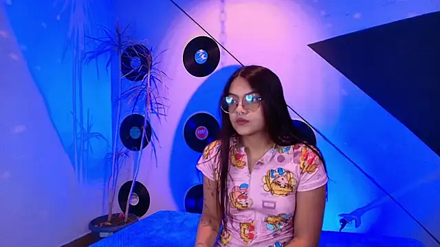 Lilith and Khloe online show from January 13, 11:26 am