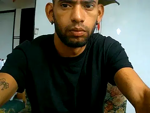 Snapshot of Negritohot2828 chatting on April 5, 2:14 pm Negritohot2828 online show from April 5, 2:14 pm