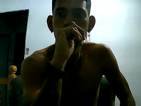 Snapshot of Negritohot2828 chatting on April 8, 2:44 am Negritohot2828 online show from April 8, 2:44 am