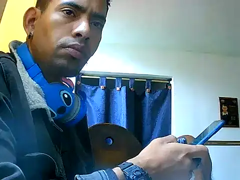 Snapshot of Negritohot2828 chatting on April 20, 3:15 pm Negritohot2828 online show from April 20, 3:15 pm