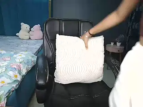 Urlove lily online show from May 27, 2:25 pm