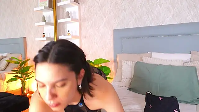 Sofy Bradd online show from April 30, 7:04 am