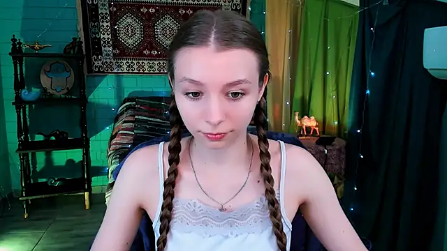 Snapshot of JulieDaniel chatting on May 18, 8:20 am JulieDaniel online show from May 18, 8:20 am