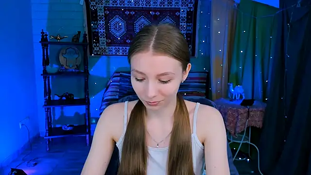 Snapshot of JulieDaniel chatting on June 1, 8:16 am JulieDaniel online show from June 1, 8:16 am