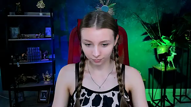 Snapshot of JulieDaniel chatting on June 12, 4:11 am JulieDaniel online show from June 12, 4:11 am