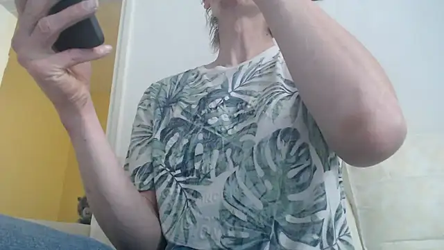 Snapshot of k74robert chatting on November 6, 9:43 am k74robert online show from November 6, 9:43 am