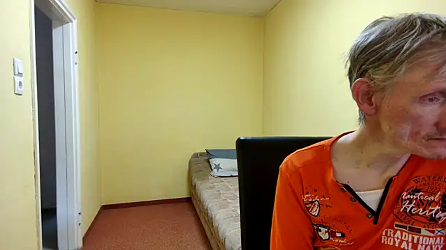 Snapshot of k74robert chatting on April 11, 2:43 pm k74robert online show from April 11, 2:43 pm