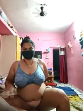Snapshot of biggbobbsgirl chatting on April 3, 2:31 am biggbobbsgirl online show from April 3, 2:31 am