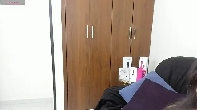 kiraGeiner online show from December 3, 2:19 am