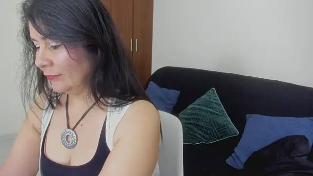 Snapshot of kiraGeiner chatting on June 18, 1:06 am kiraGeiner online show from June 18, 1:06 am