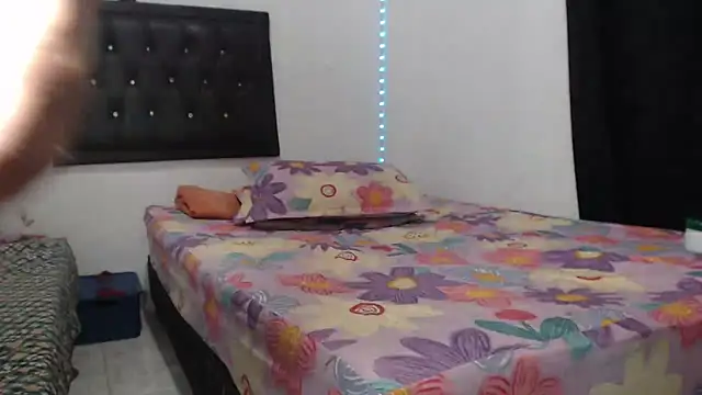 Snapshot of antonella_y_tayrone chatting on September 21, 4:58 am antonella y tayrone online show from September 21, 4:58 am