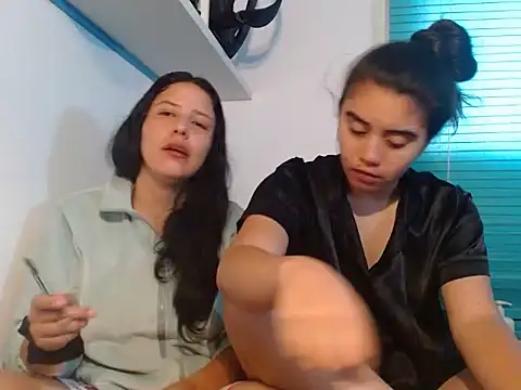 Snapshot of Arieeel_09 chatting on April 9, 6:19 am Arieeel 09 online show from April 9, 6:19 am