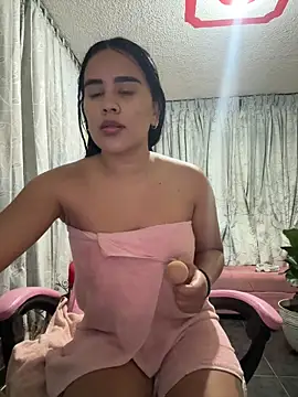 Snapshot of laure_torres chatting on October 1, 11:00 pm laure torres online show from October 1, 11:00 pm
