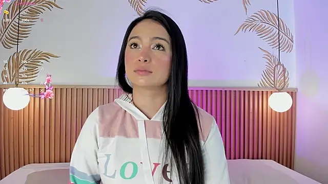 Snapshot of Valleriie_ chatting on June 1, 4:41 pm Valleriie online show from June 1, 4:41 pm