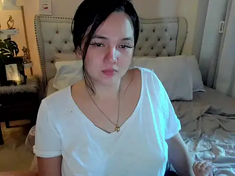 Snapshot of SweetHoney369 chatting on June 17, 1:30 am SweetHoney369 online show from June 17, 1:30 am