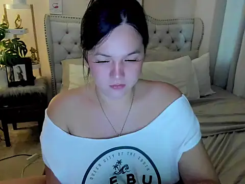 Snapshot of SweetHoney369 chatting on June 21, 7:22 am SweetHoney369 online show from June 21, 7:22 am