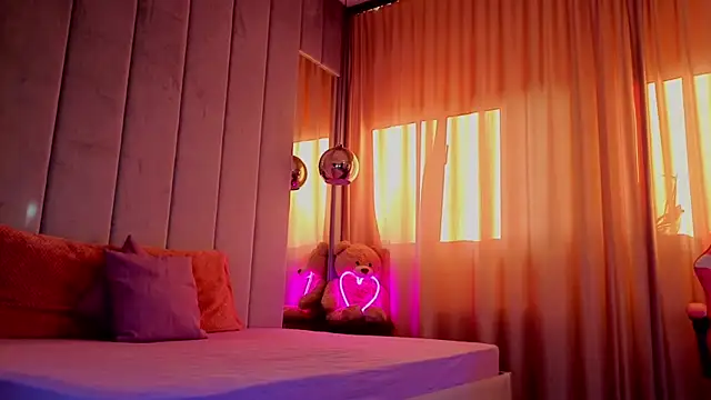 Reina Cummings online show from October 24, 6:10 am