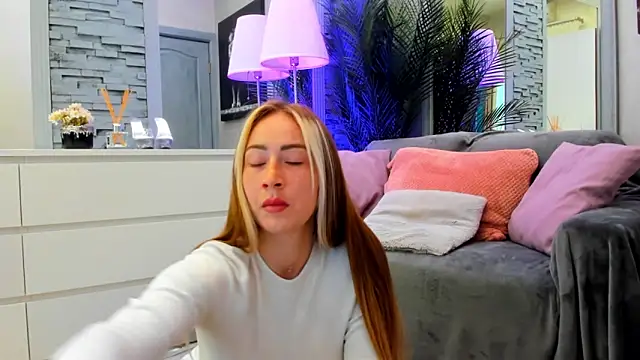 Reina Cummings online show from April 30, 6:31 am