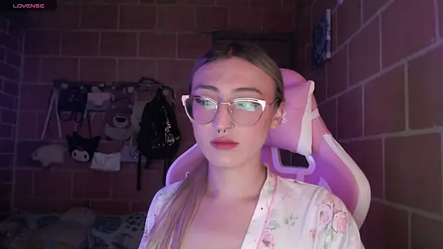 Andrea camilaaa online show from July 10, 9:50 pm