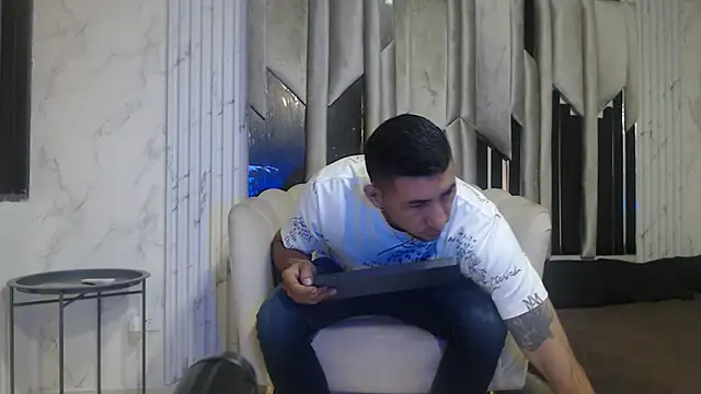 Snapshot of Morganandmegan chatting on October 6, 11:18 am Morganandmegan online show from October 6, 11:18 am