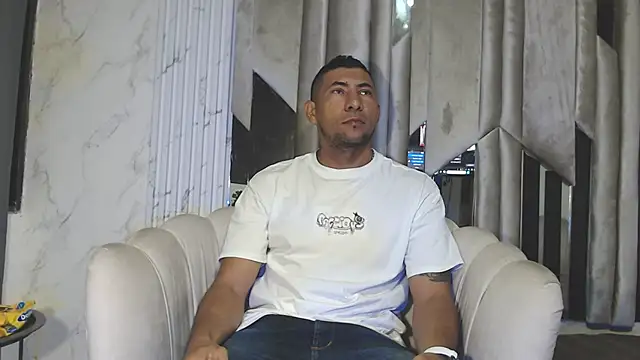 Snapshot of Morganandmegan chatting on October 30, 11:11 am Morganandmegan online show from October 30, 11:11 am