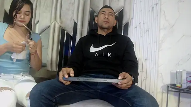 Snapshot of Morganandmegan chatting on November 18, 11:14 am Morganandmegan online show from November 18, 11:14 am