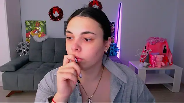 Snapshot of queenofthesense_ chatting on December 2, 10:09 am queenofthesense online show from December 2, 10:09 am