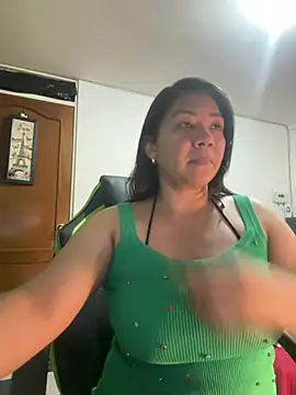 hiilarybrown online show from April 28, 11:32 pm