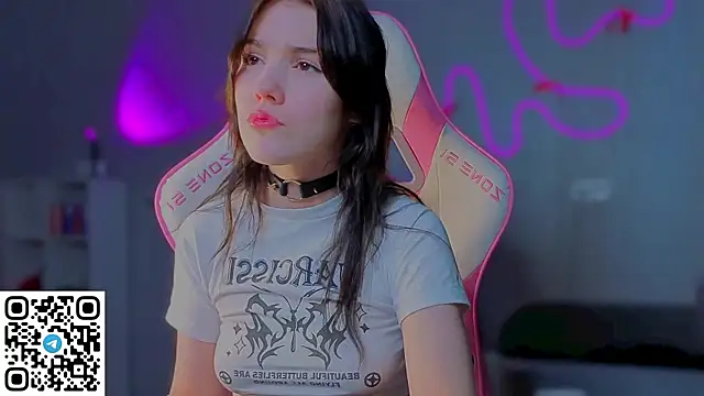 Snapshot of Sophie_SkyAngel chatting on March 5, 12:56 pm Sophie SkyAngel online show from March 5, 12:56 pm