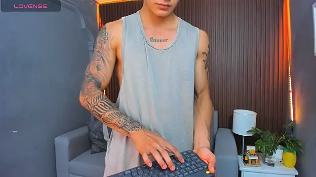 Leo santoro online show from November 25, 1:55 pm