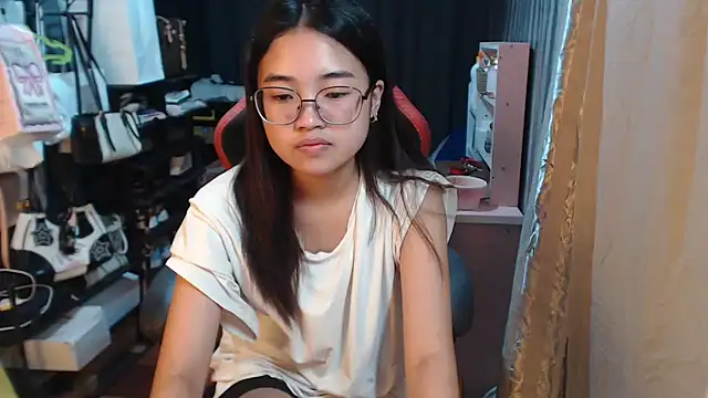 Snapshot of urhoneybunny25 chatting on October 13, 8:36 am urhoneybunny25 online show from October 13, 8:36 am