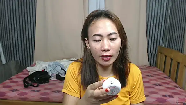 Snapshot of joanpetite chatting on October 11, 2:11 am joanpetite online show from October 11, 2:11 am