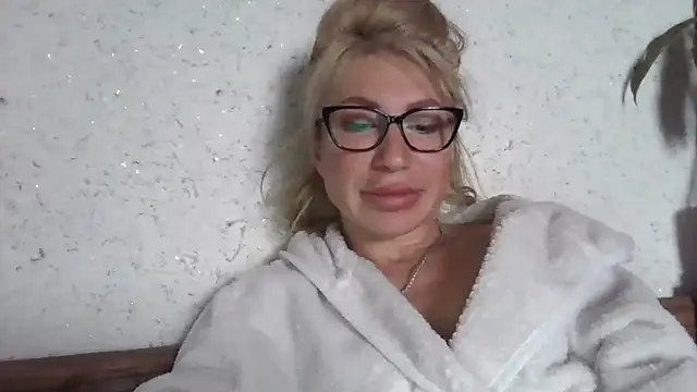 Snapshot of fox_red_lady7 chatting on May 3, 8:42 am fox red lady7 online show from May 3, 8:42 am