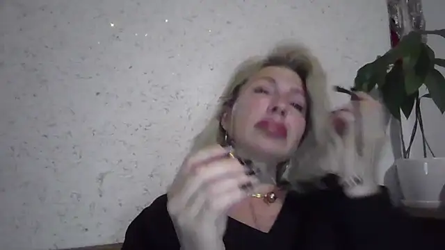 Snapshot of fox_red_lady7 chatting on May 17, 7:32 pm fox red lady7 online show from May 17, 7:32 pm
