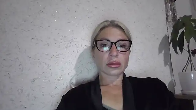 Snapshot of fox_red_lady7 chatting on May 31, 7:15 pm fox red lady7 online show from May 31, 7:15 pm