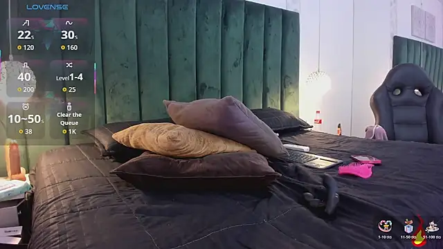 Snapshot of PaulinaGame chatting on December 2, 8:04 pm PaulinaGame online show from December 2, 8:04 pm