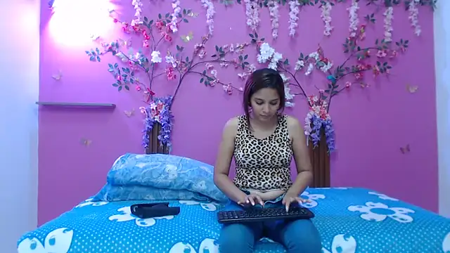 skinnybarbie022 online show from February 6, 2:49 am