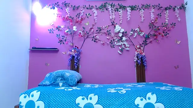 Snapshot of skinnybarbie022 chatting on May 28, 12:52 am skinnybarbie022 online show from May 28, 12:52 am