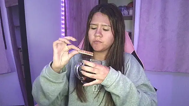 Oliviawatson1 online show from October 12, 12:31 am