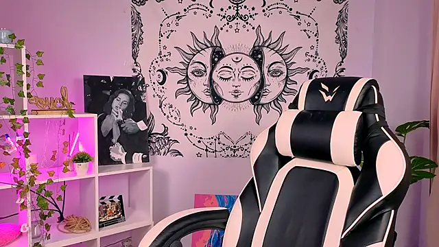 Charlotte Colinss online show from September 17, 4:25 am