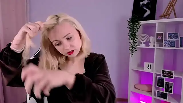 Charlotte Colinss online show from September 20, 7:20 am