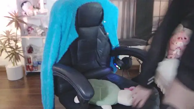 Snapshot of Suzie_Wet_Cave chatting on October 24, 12:01 pm Suzie Wet Cave online show from October 24, 12:01 pm