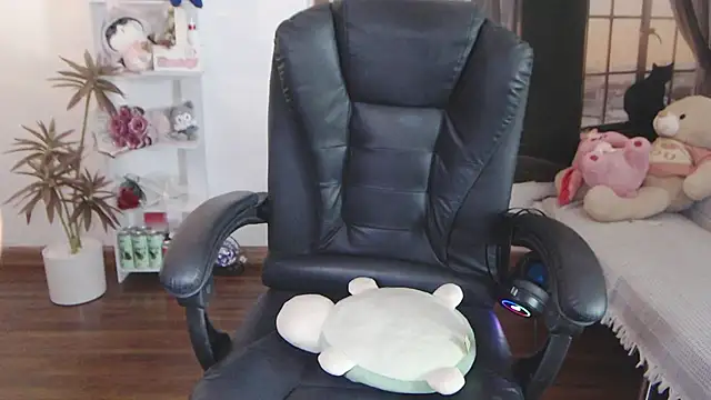 Snapshot of Suzie_Wet_Cave chatting on October 28, 11:36 am Suzie Wet Cave online show from October 28, 11:36 am