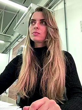 Snapshot of SweetGraciosa chatting on October 10, 3:22 pm SweetGraciosa online show from October 10, 3:22 pm