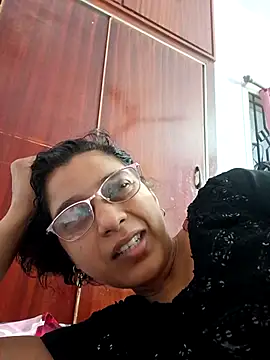 Snapshot of thanusi_2 chatting on November 22, 1:04 am thanusi 2 online show from November 22, 1:04 am